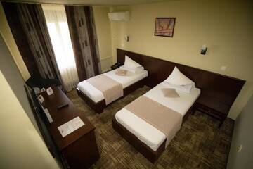 Фото номера Двухместный номер с 2 отдельными кроватями Отель Hotel Select Slobozia г. Слобозия 3